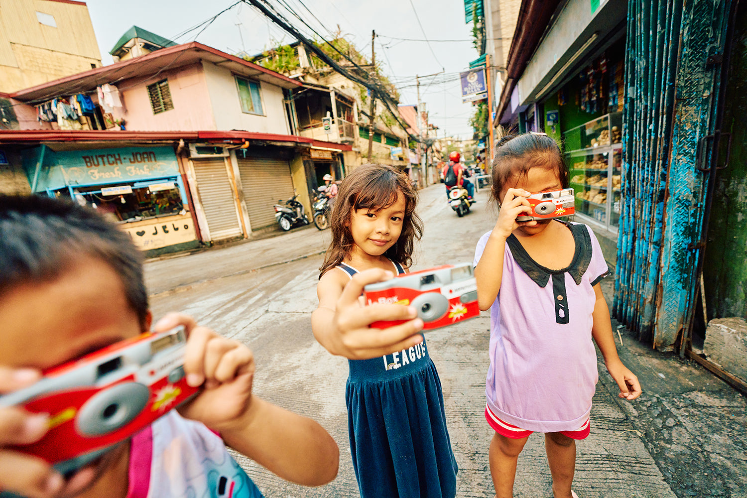 Kinder halten Kameras in der Hand und fotografieren.
