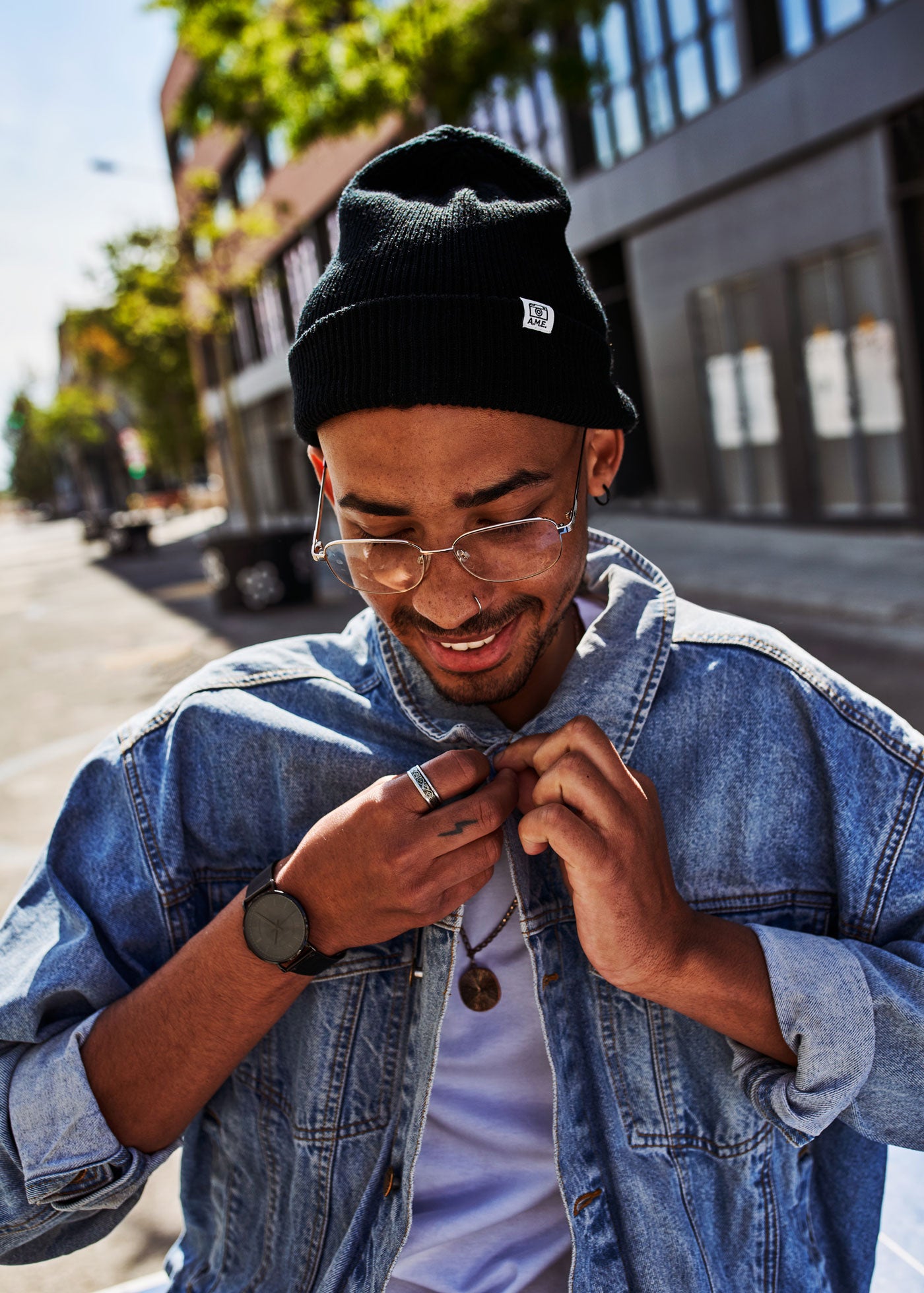 Unsere AME unisex Strickmütze in der Farbe schwarz aus 100% GOTS zertifzierter Merino Schurwolle getragen von Wesley in Barcelona, hergestellt in Deutschland.
