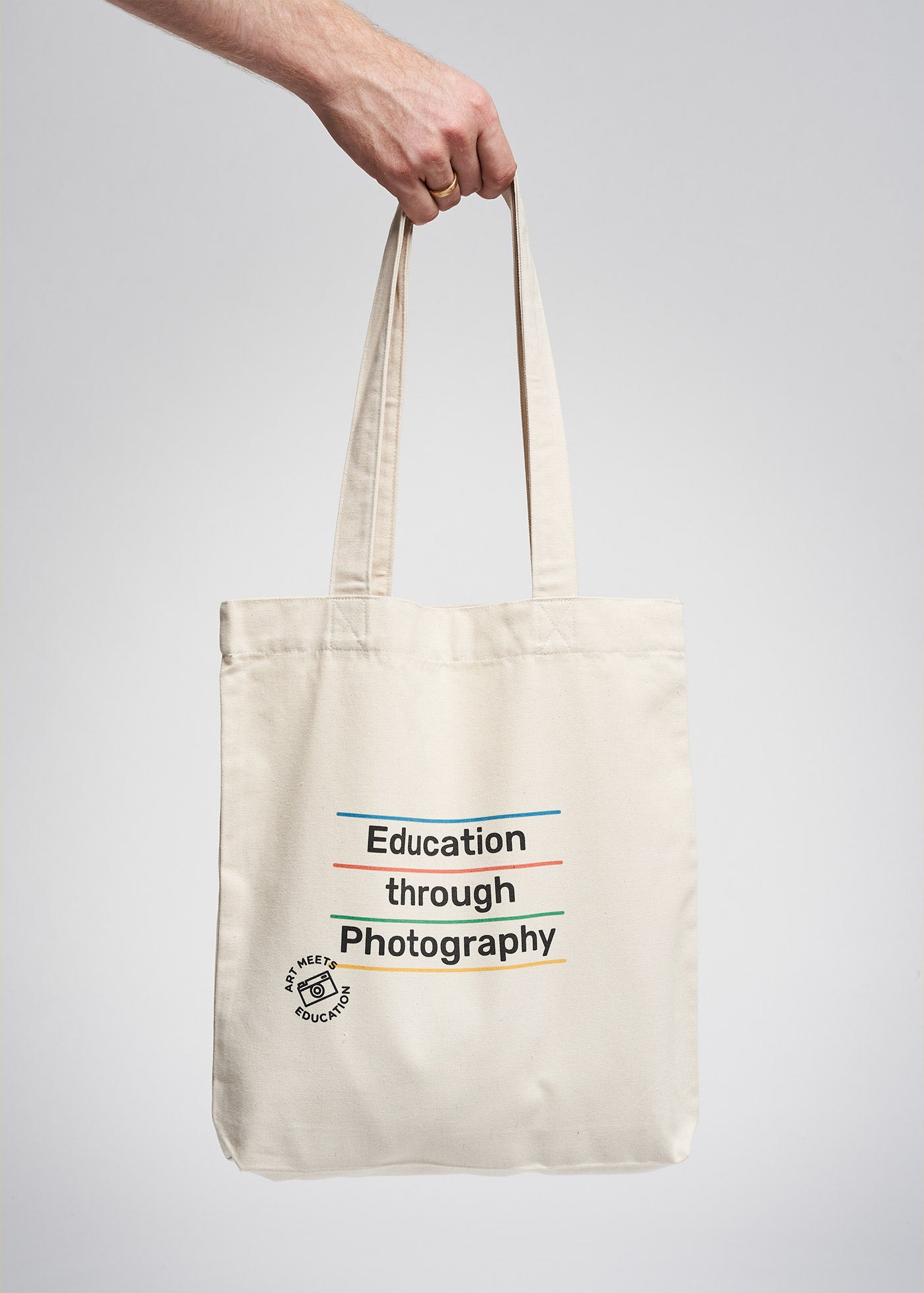 Unsere neue robuste AME Art Bag aus recycelter Baumwolle von einer kleinen Textilmanufaktur in Detailansicht im Studio