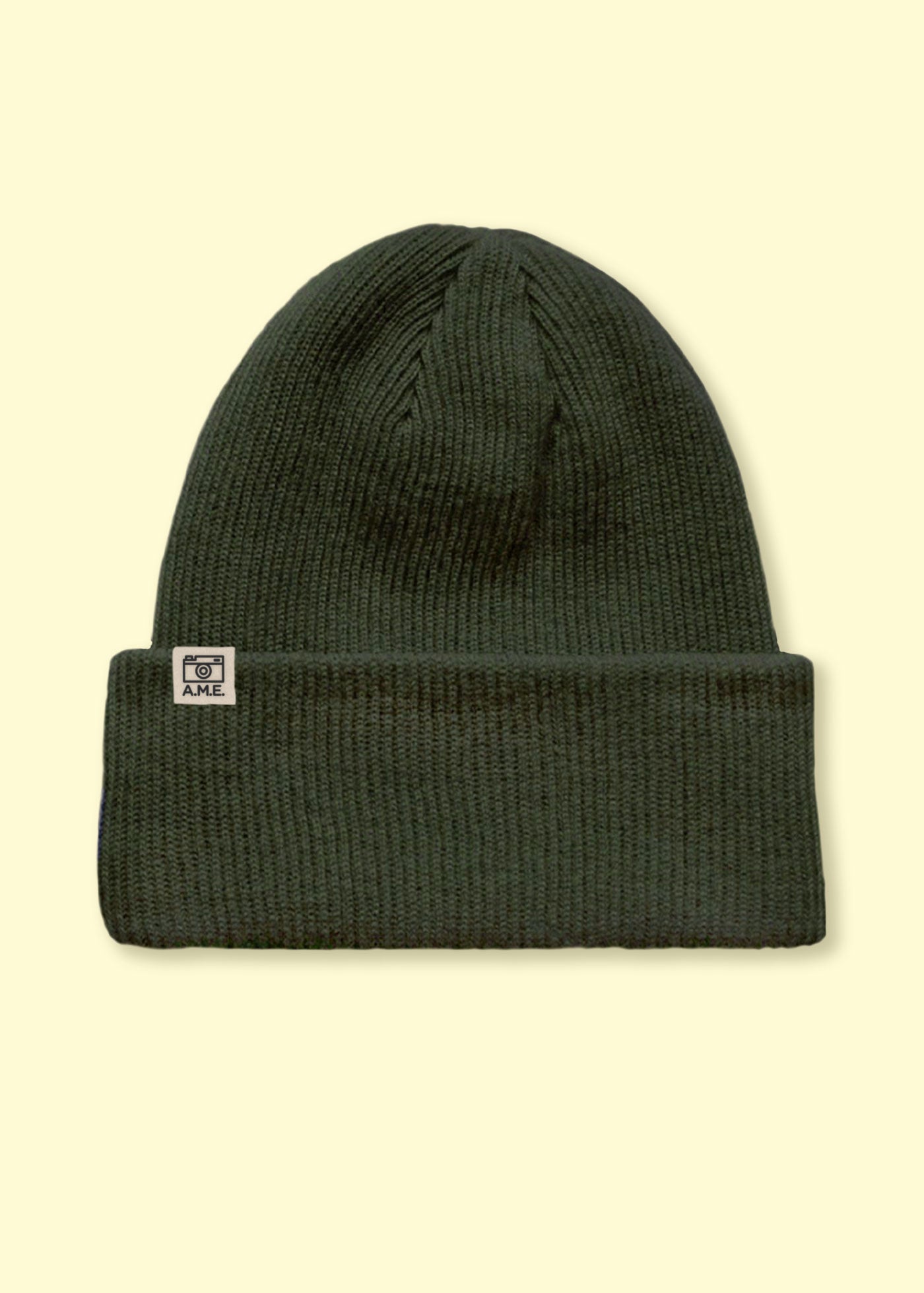 Nachhaltig produziertes Beanie in grober dunkelgruener Wolle.