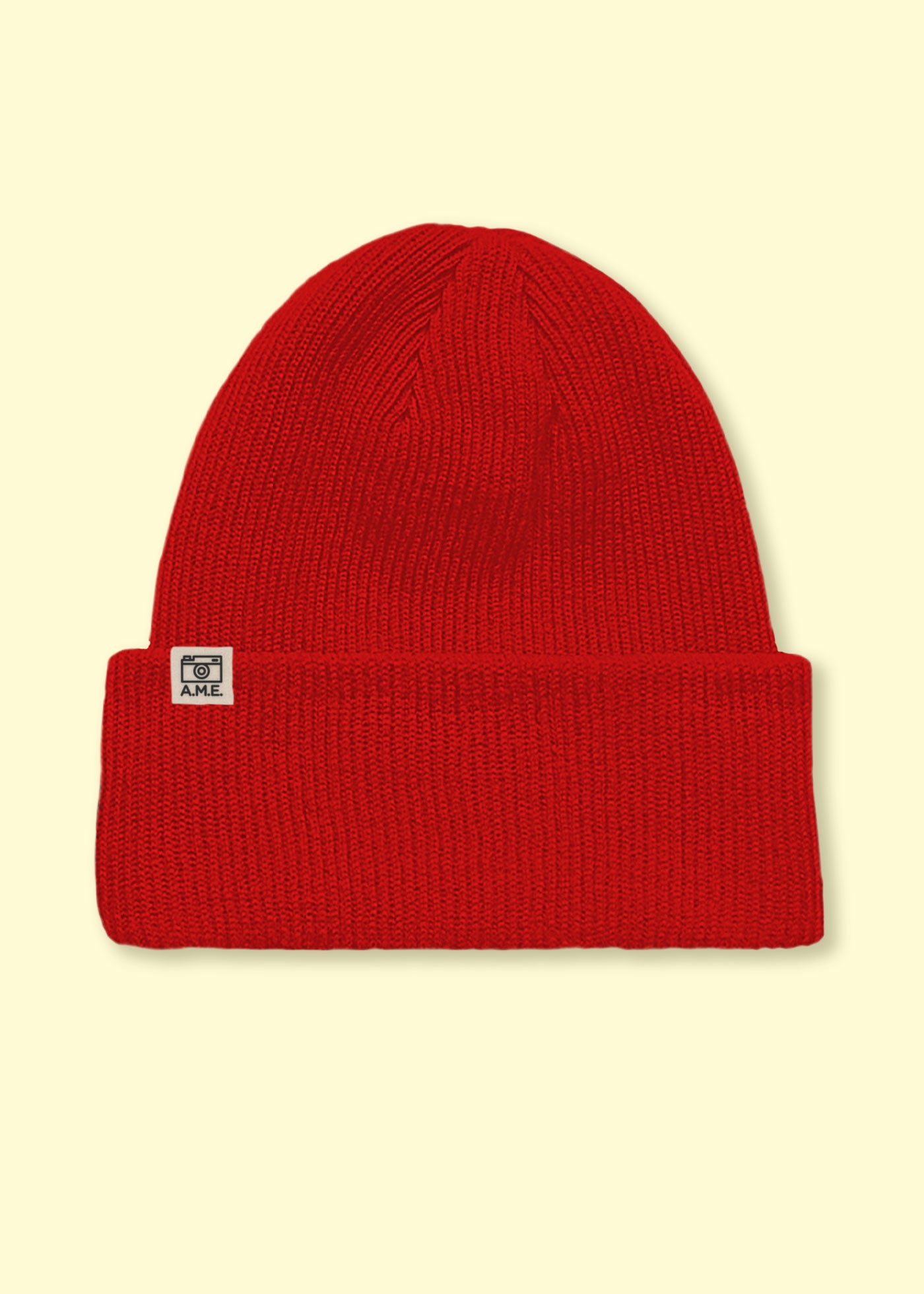 Nachhaltig produziertes Beanie in grober roter Wolle.