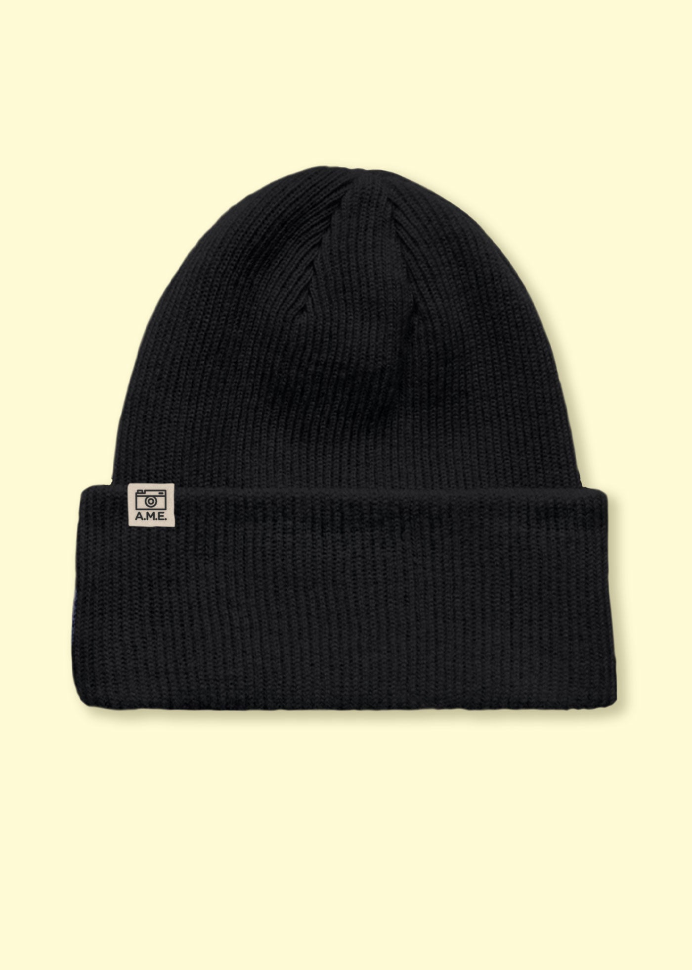 Nachhaltig produziertes Beanie in grober schwarzer Wolle.