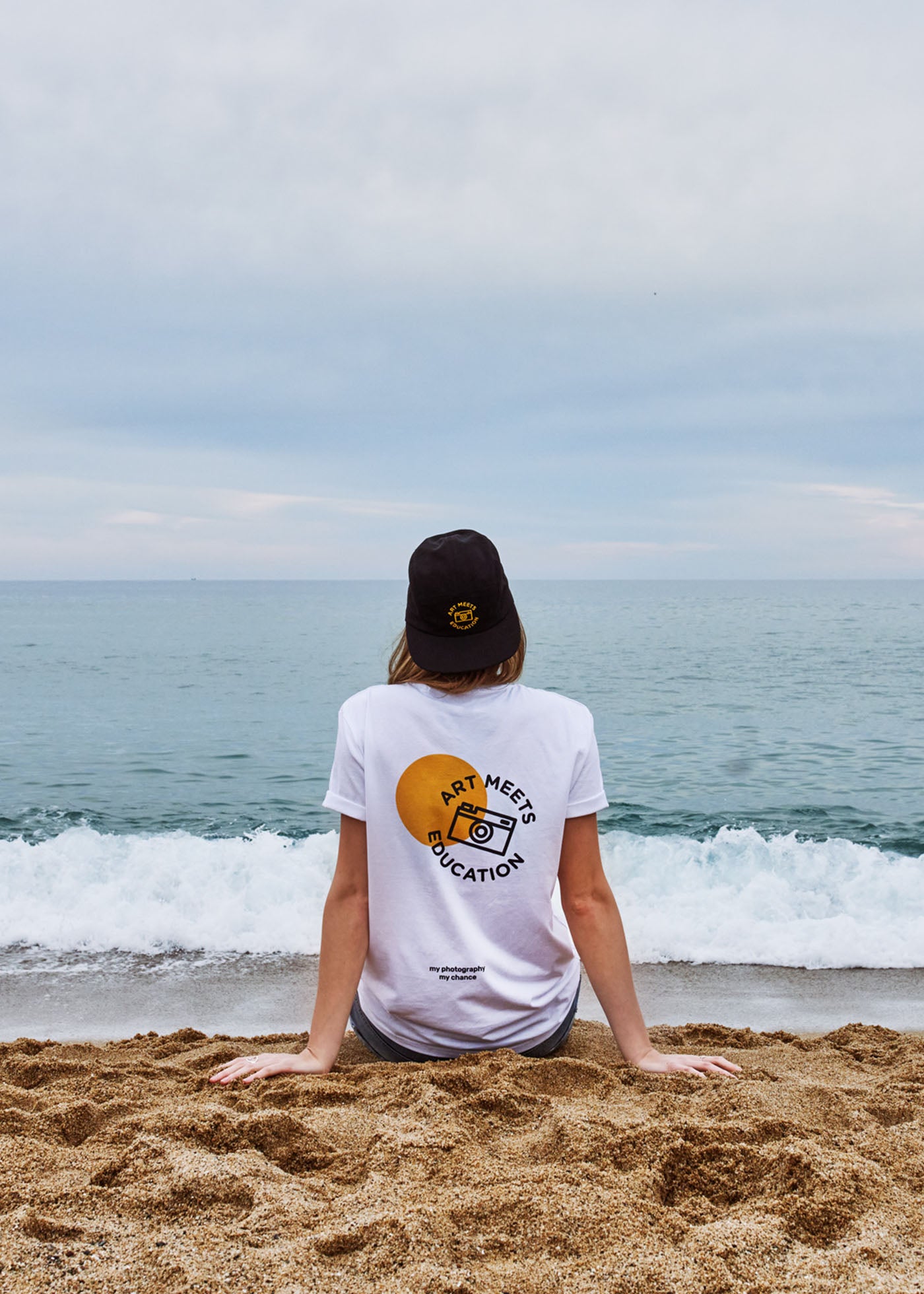 Unser Sunrise-Shirt aus 100% Bio-Baumwolle mit Sticklogo am Strand