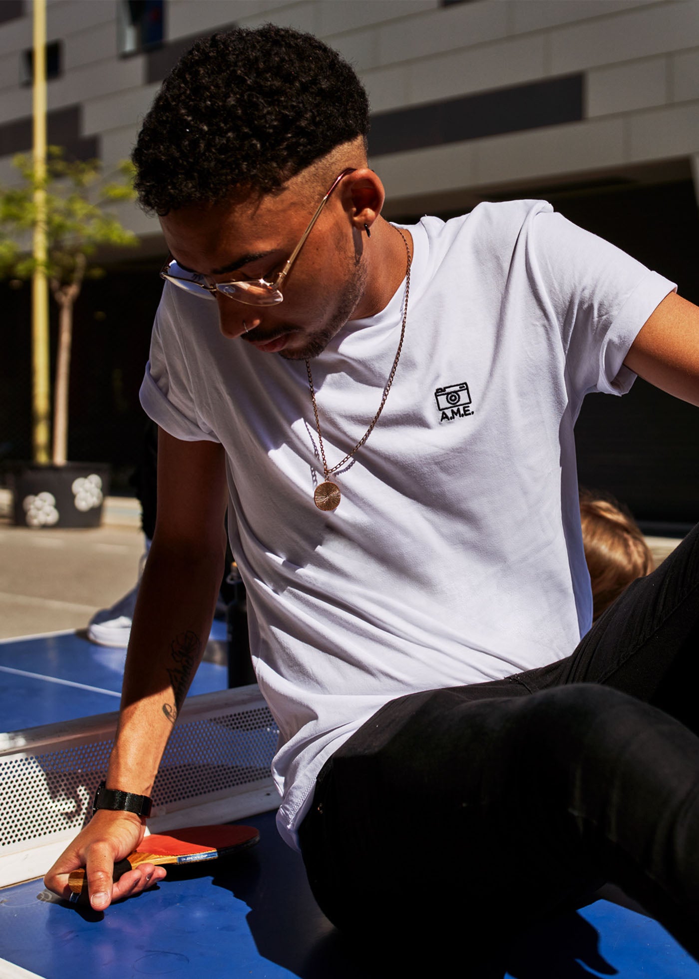 Wesley mit unserem Sunrise-Shirt 100% aus Bio-Baumwolle in der Sonne Barcelonas