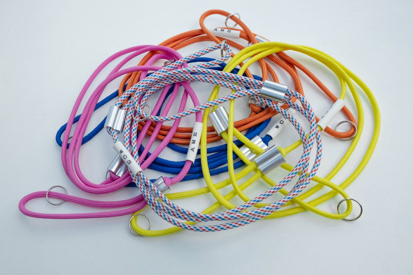 AME x Wolf Camera Strap in der Light Version in verschiedenen Farben. Du finanziert 1 Monat Schule mit dem Kauf.