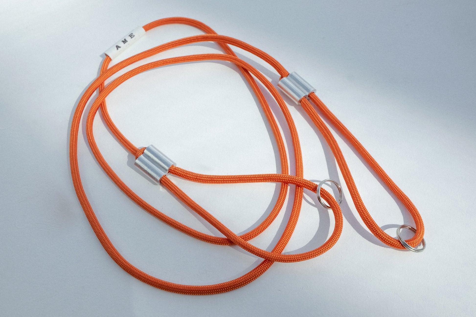 AME x Wolf Camera Strap in der AME x Wolf Camera Strap in der Light Version in Farb Orange. Du finanziert 1 Monat Schule mit dem Kauf.Light Version in Farb Oranege