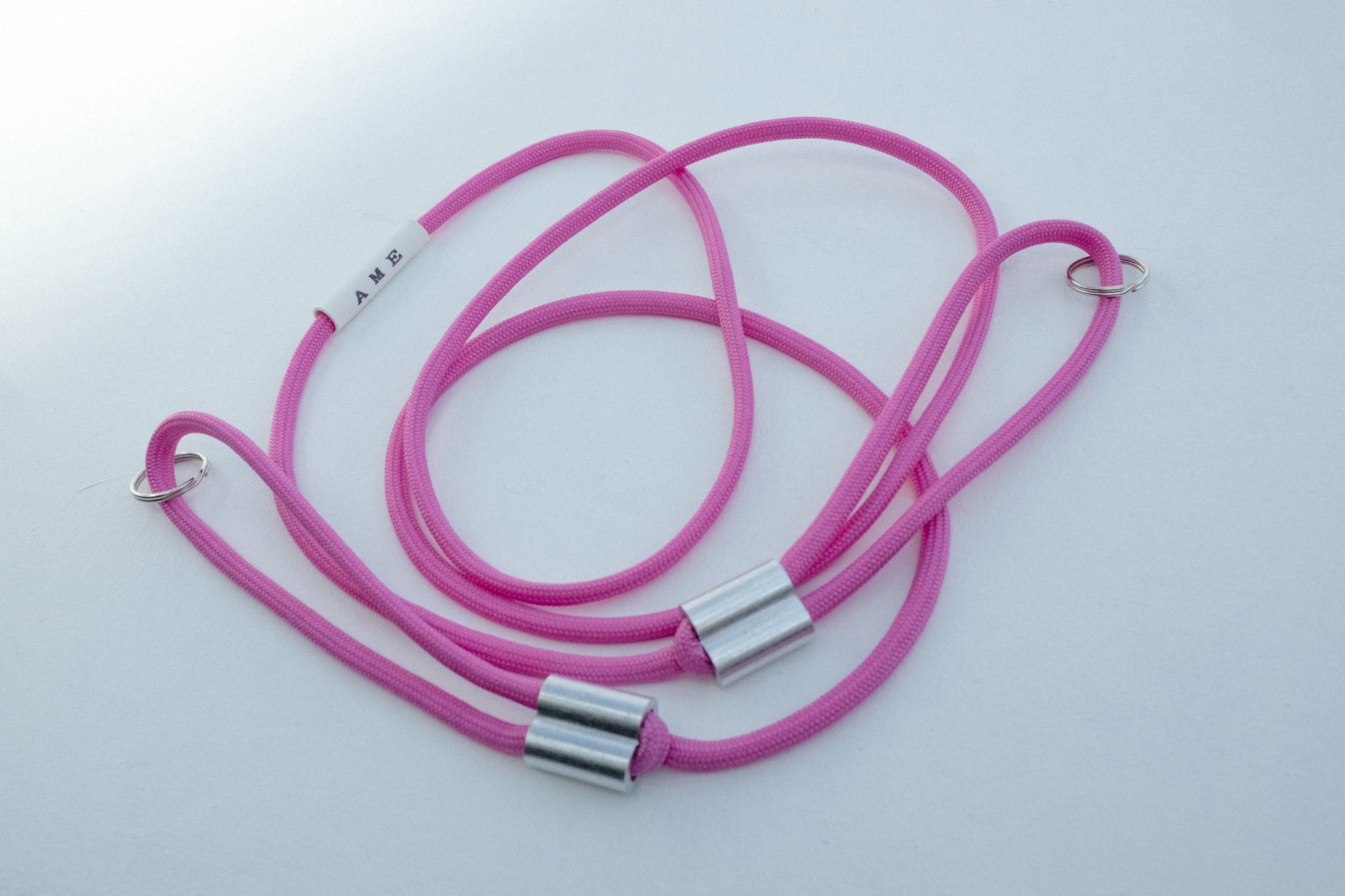 AME x Wolf Camera Strap in der Light Version in der Farbe Pink. Du finanziert 1 Monat Schule mit dem Kauf.