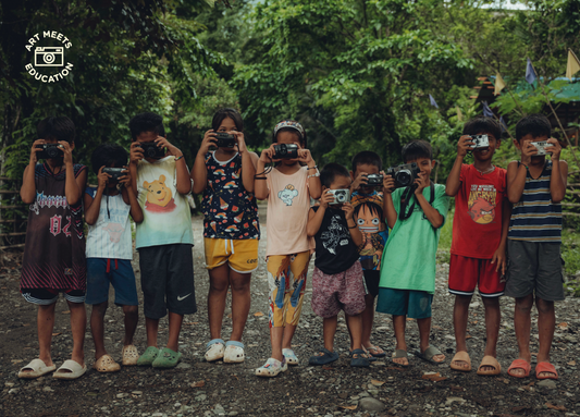 Z: Share our Vision Postkarte A6 - Tragie - Laiban - Gruppenbild