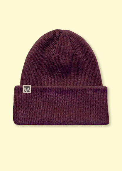 Nachhaltig produziertes Beanie in Bordeaux aus grober Wolle.