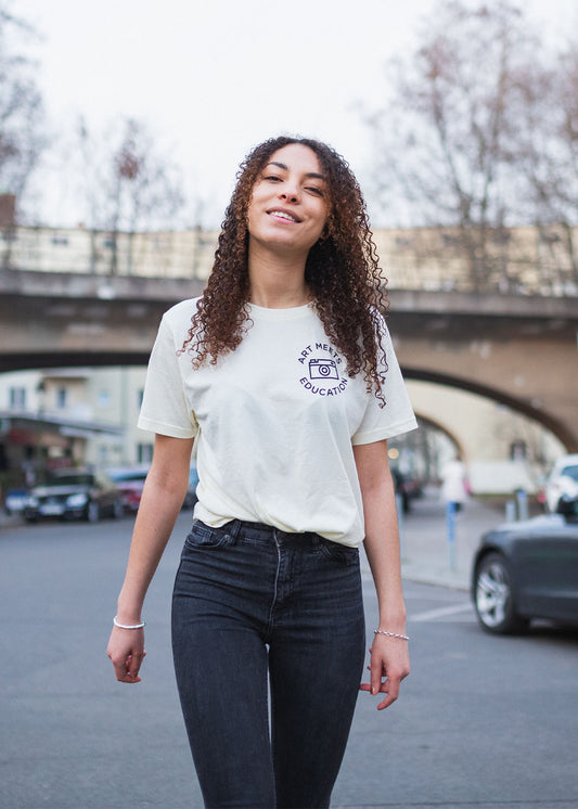 Auf der Straße mit AME Unisex T-Shirt mit dem Motiv „Our Secret” von Aaliyah Euro M. Concepcion